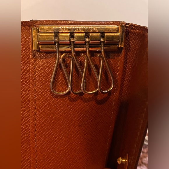 Louis Vuitton key holder - Picture 3 of 10